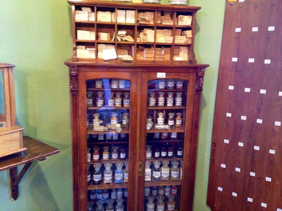 Mueble de farmacia y medicamentos